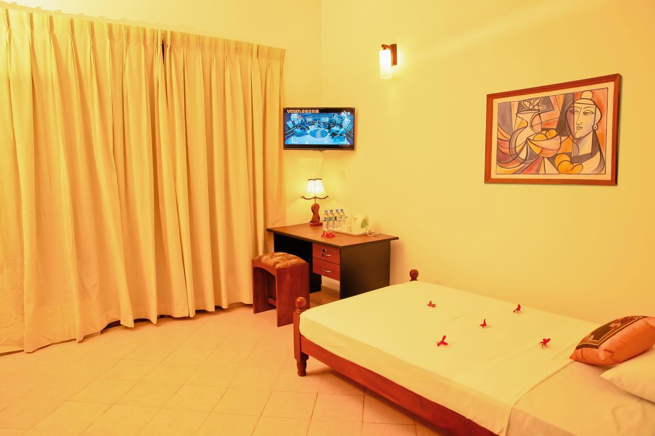 Prince Beach Hotel Bentota Exterior foto