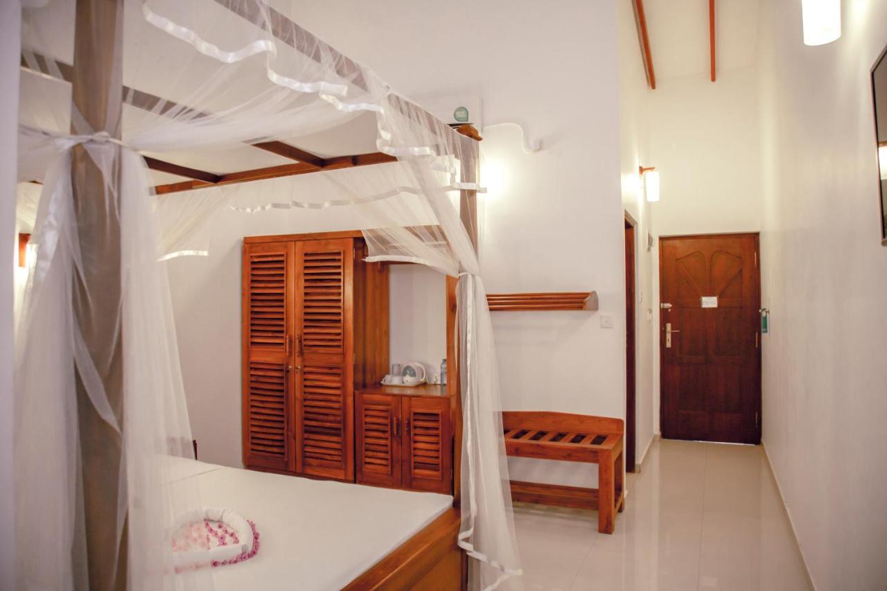 Prince Beach Hotel Bentota Exterior foto